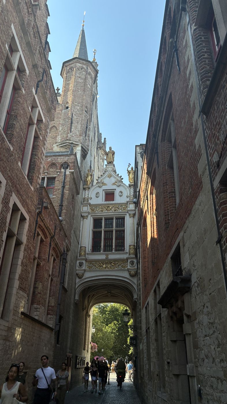 The arch over Blinde-Ezelstraat in Bruges