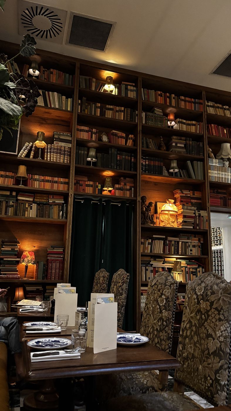 The book-lined dining room at La Bellezza
